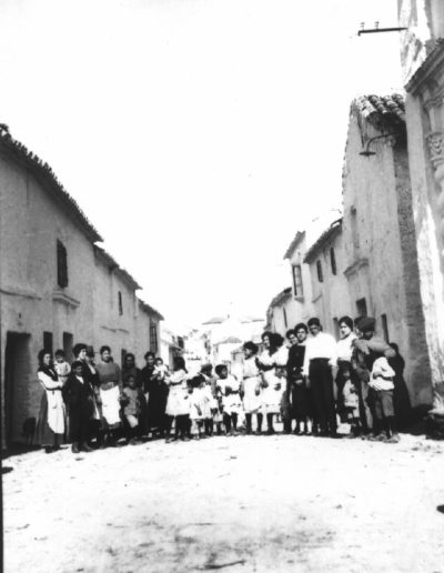 Grupo de vecinos en calle Ancha