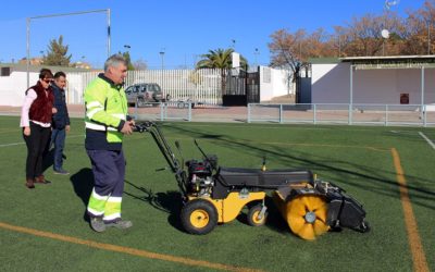 La Mancomunidad de Municipios Campiña Sur Cordobesa pone a disposición de los Ayuntamientos de la comarca, entre ellos La Rambla, una barredora de césped artificial