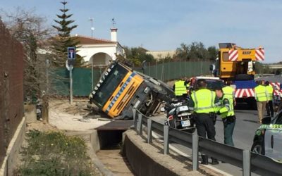 Un camión hormigonera vuelca en el arcén de la carretera CP-220 La Rambla – Montemayor