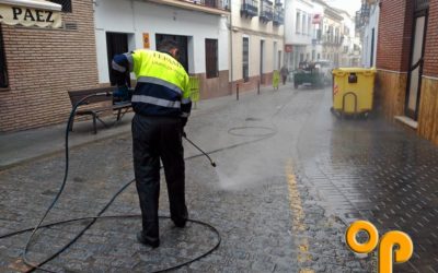 Comienzan los trabajos de retirada de cera en las calles de La Rambla tras la Semana Santa