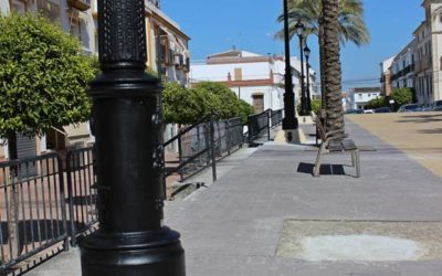 El Ayuntamiento de La Rambla mejora la iluminación de la Plaza de los Trinitarios con la colocación de nuevas farolas