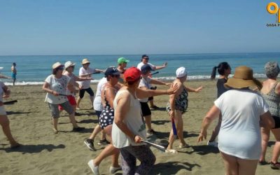 El Taller de Taichi para adultos de La Rambla se clausura con una última jornada de ejercicios en la playa