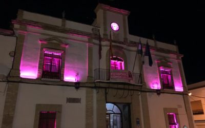 El Ayuntamiento de La Rambla se solidariza con el Día Mundial Contra el Cáncer de Mama iluminando su fachada de color rosa