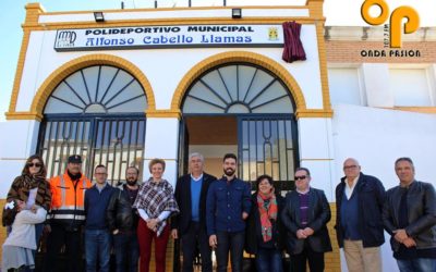 El campeón rambleño Alfonso Cabello LLamas asiste al acto de inauguración del luminoso con el que el Polideportivo Municipal de La Rambla llevará su nombre