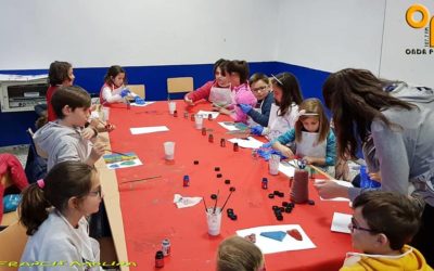 Alrededor de 50 niñas y niños participan en un taller de pintura organizado por el Área de Juventud del Ayuntamiento de La Rambla