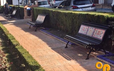 El Ayuntamiento de La Rambla ha comenzado este viernes la instalación de nuevos bancos en el jardín de la Plaza de la Constitución