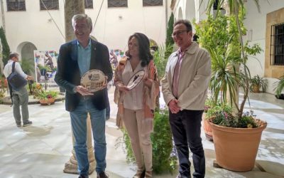 El Ayuntamiento de La Rambla colabora por segundo año con la Festividad de los Patios de Córdoba obsequiando platos de cerámica a los premiados