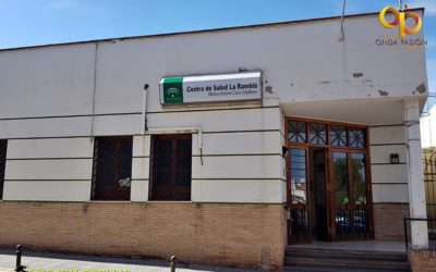 El Centro de Salud de La Rambla ya luce en su fachada el letrero luminoso con el nombre que llevará a partir de hoy de «Médico Antonio Cano Calatrava»