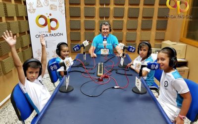 Niños/as del VIII Campus de Tenis de La Rambla visitan Onda Pasión