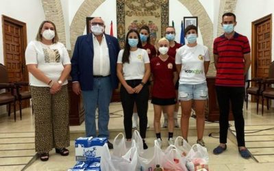 El equipo de fútbol La Rambla Femenino hace entrega de un lote para el banco de alimentos de la localidad