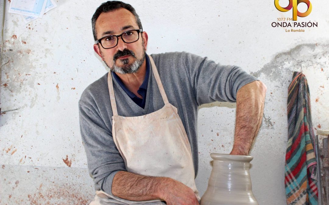 El alfarero rambleño Miguel Ángel Torres ha sido galardonado con el Premio Andaluz a la Artesanía 2020