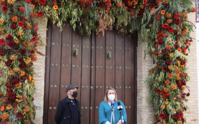 La fachada de la Casa Consistorial de La Rambla lucirá durante las fechas navideñas una decoración floral realizada por Rafael Serrano Bonilla