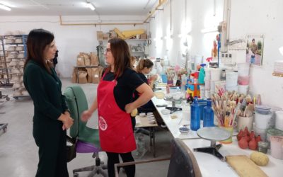 La delegada de Empleo visita la fábrica de cerámica artística rambleña `Ivanros´,  que inició en plena pandemia su transformación digital