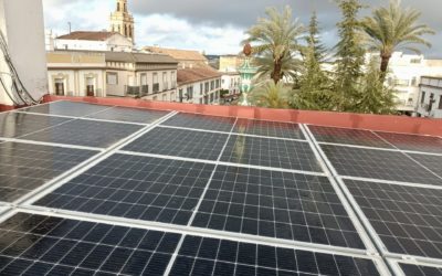 El Ayuntamiento de La Rambla cumple su compromiso medioambiental con la instalación de placas fotovoltaicas en su tejado